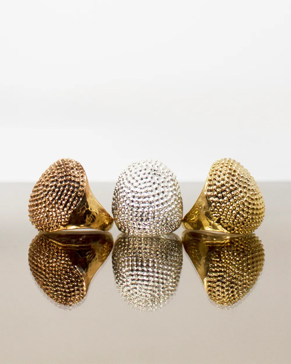 Anello chevalier Drop tre varianti bronzo giallo bronzo Brown sugar e argento. Realizzate a mano in cera persa con la tecnica Drop