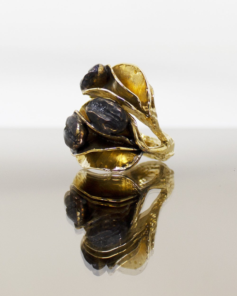 Anello realizzato a mano in bronzo rosa o giallo che incastona chicchi di caffè realizzati in bronzo brunito e spazzolato