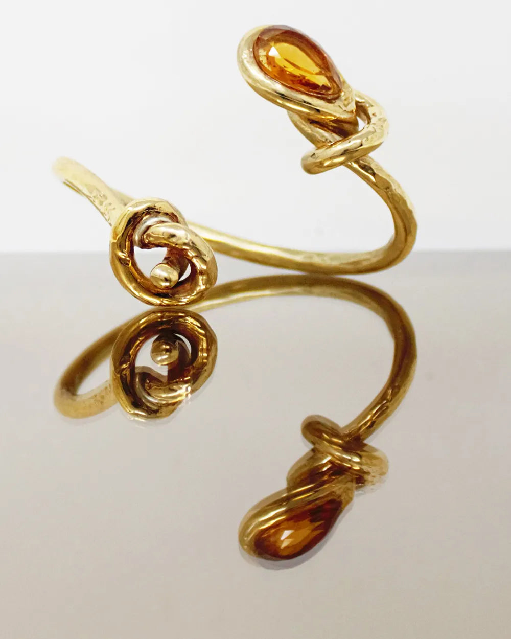 Bracciale in bronzo a forma di nodo con topazio incastonato
