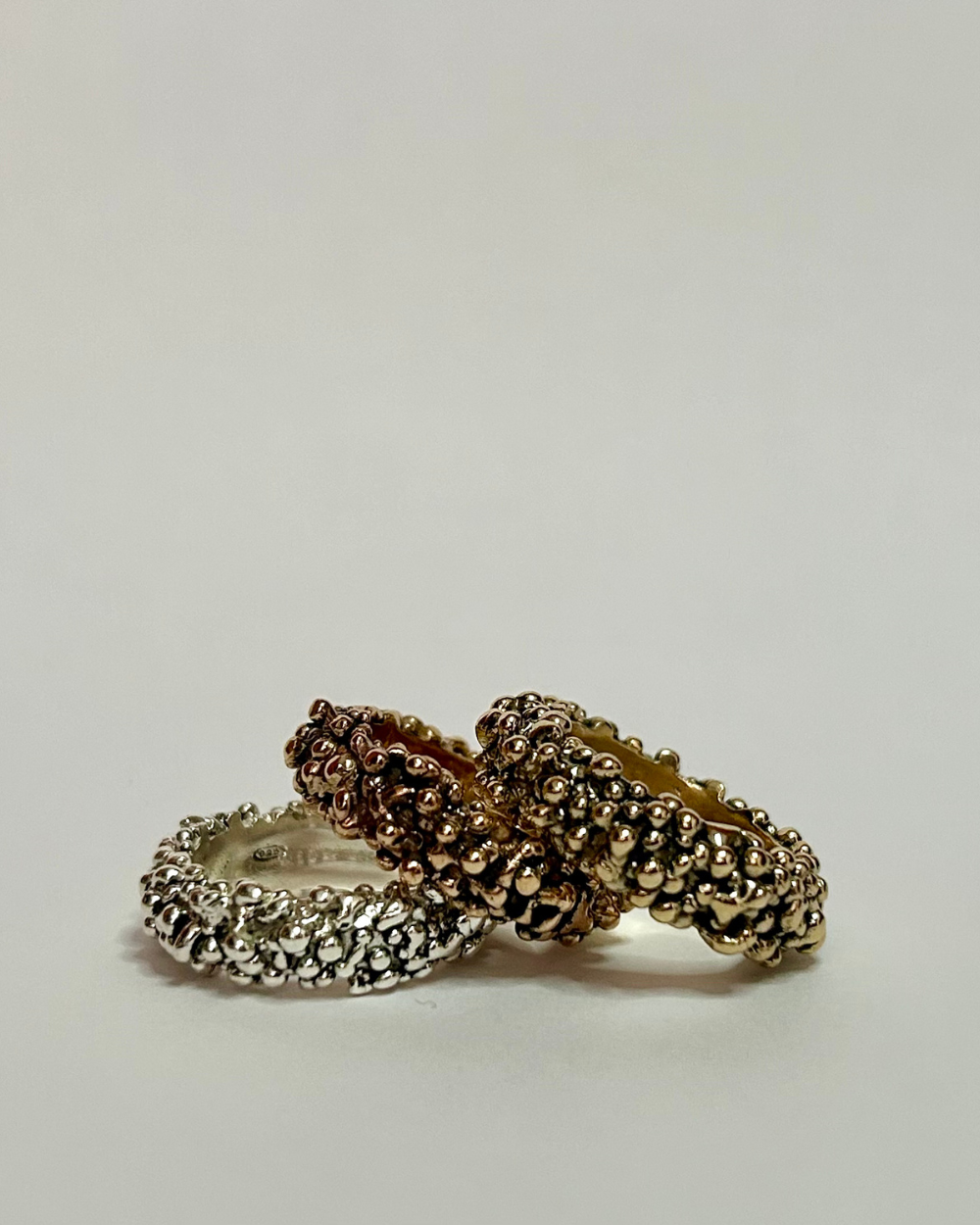 Fedi Drop 3 varianti bronzo brown sugar, bronzo giallo e argento, realizzato con tecnica drop in cera persa. Fedi sarde.