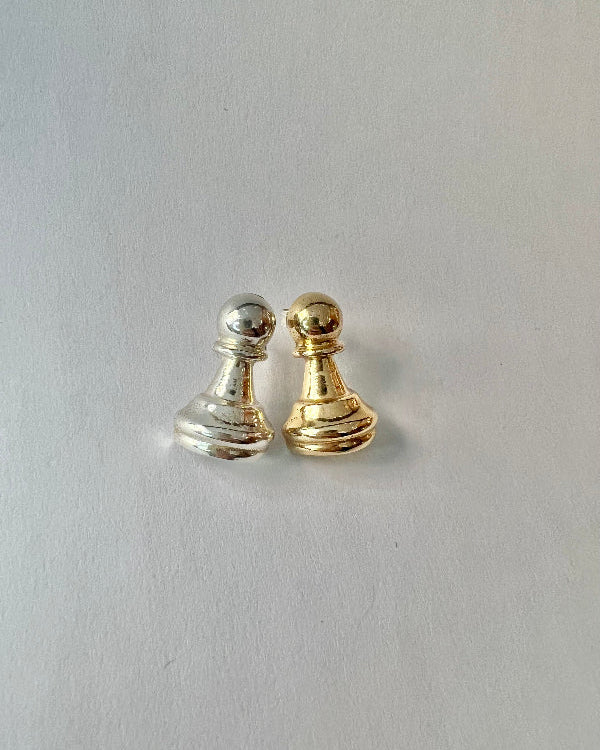 Coppia di orecchini in argento e bronzo a forma di pedina del gioco degli scacchi