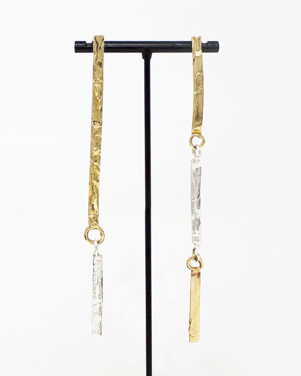 Orecchini fini ed eleganti. Una combinazione di piccoli stick in bronzo di diverso colore. Realizzati in bronzo, bronzo rosa ed argento.