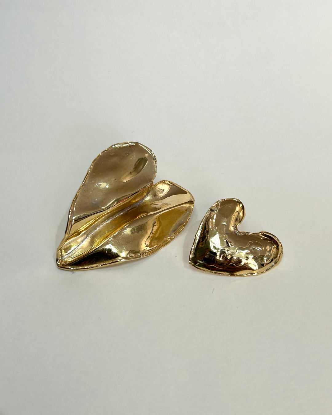 Duo di orecchini a cuore in bronzo da combinare insieme in un perfetto gioco di dimensioni e colori. Da scegliere tra bronzo, bronzo rosa e argento.