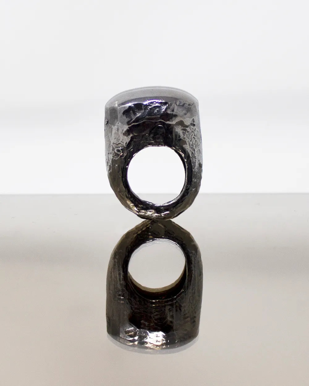Anello a forma di sigillo in argento rodiato nero