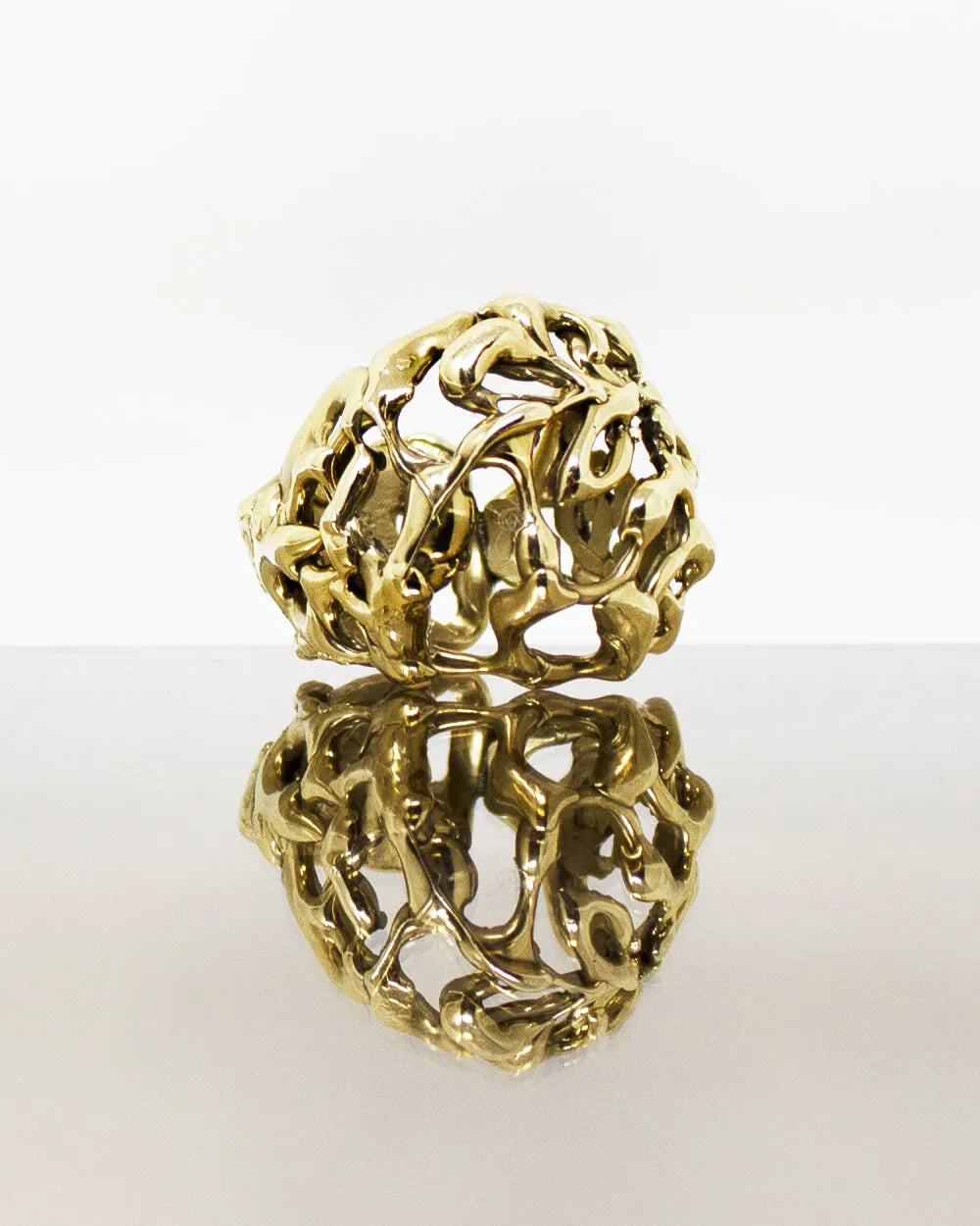 anello scaramerli, realizzato a mano con la tecnica del MATT GUN. forma a cupola, il disegno ricorda i vecchi merletti.