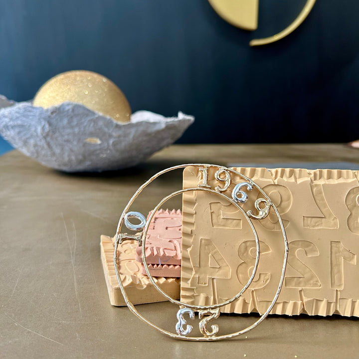 Bracciale realizzato a mano con doppio cerchio in bronzo, bronzo brown rosa e argento, design elegante e personalizzabile con date o numeri