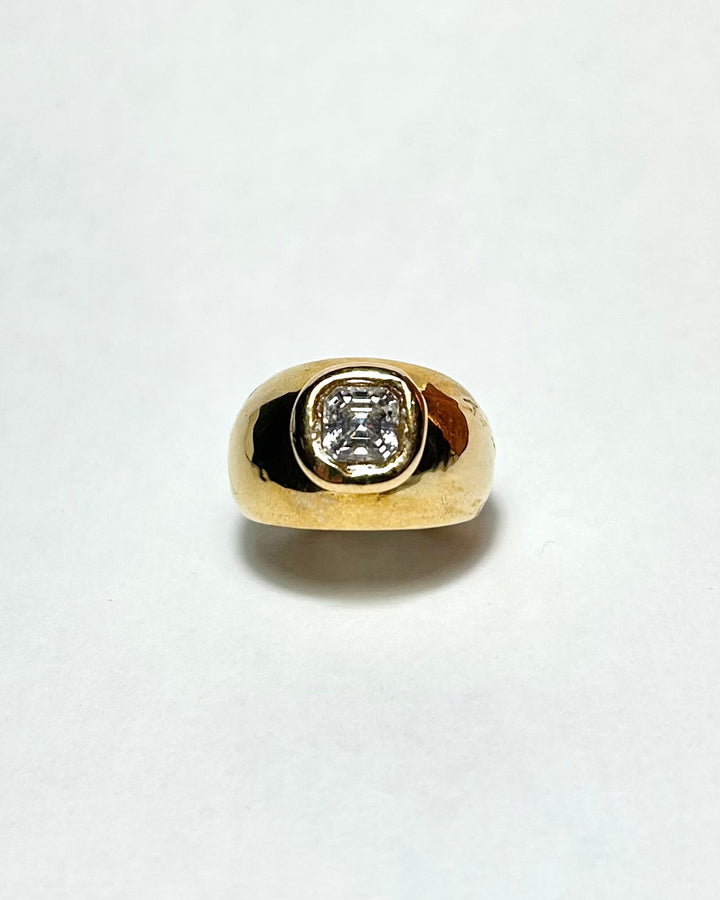 Anello a fascia bombata in bronzo con pietra bianca