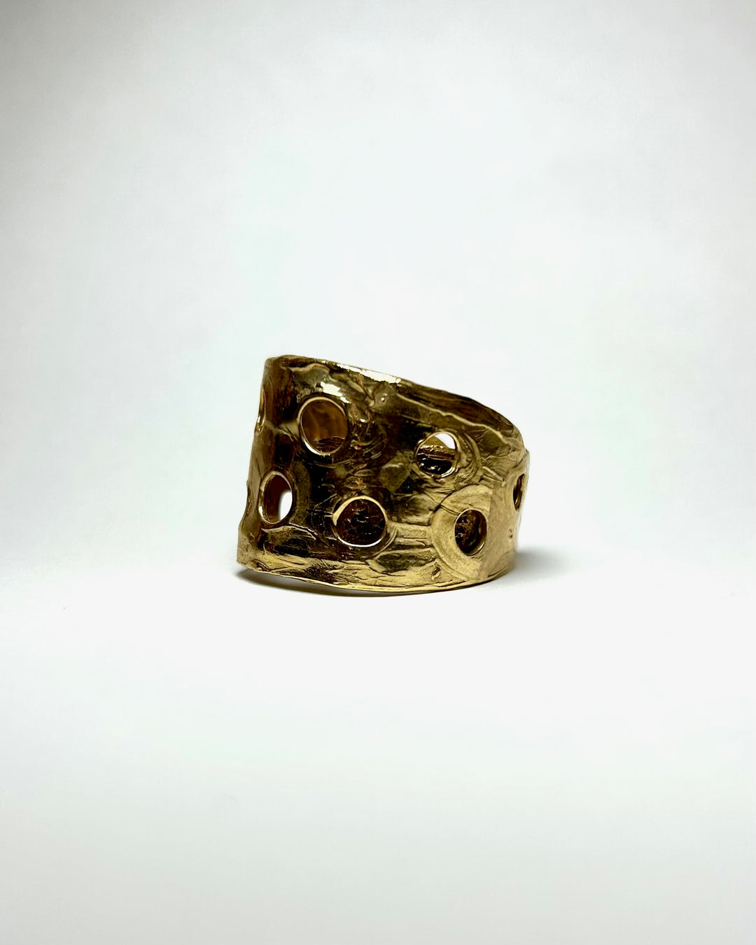 Anello in bronzo con doppia fascia in bronzo con fori che creano un gioco di pieni e di vuoti.