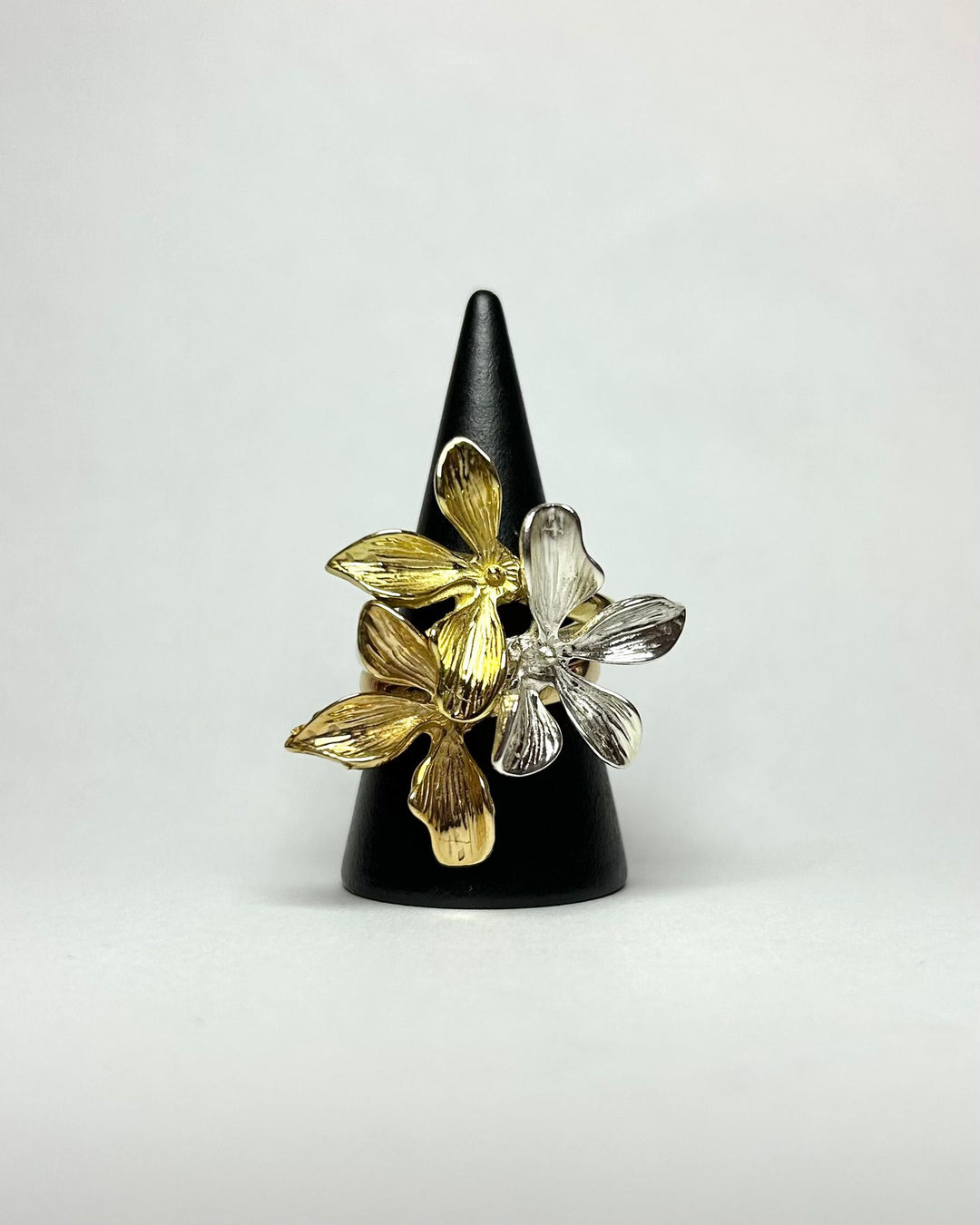 Combinazione di tre piccoli fiori di gelsomino in bronzo, bronzo rosa e argento