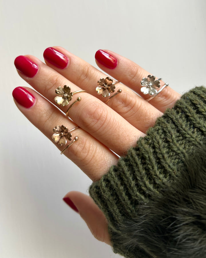 Combo multicolor di anelli a fiore di non ti scordar di me