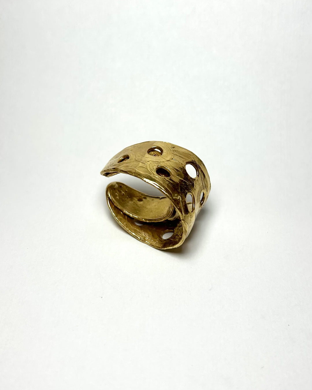 Anello in bronzo design scultoreo con doppia fascia traforata 