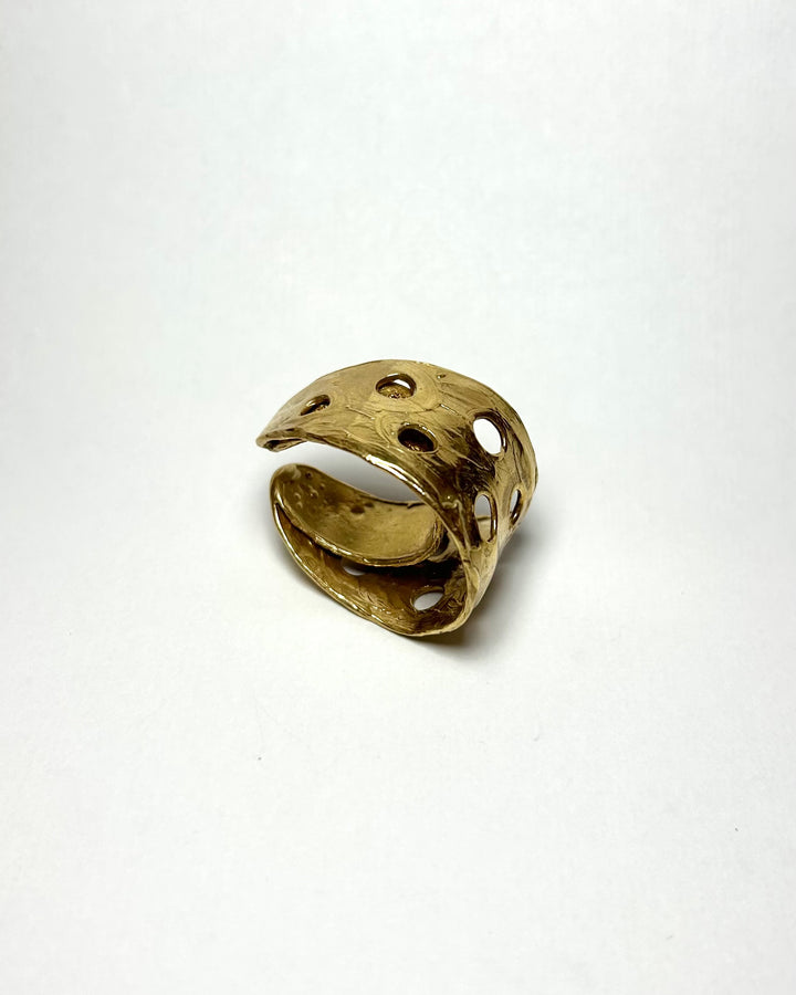 Anello in bronzo design scultoreo con doppia fascia traforata 