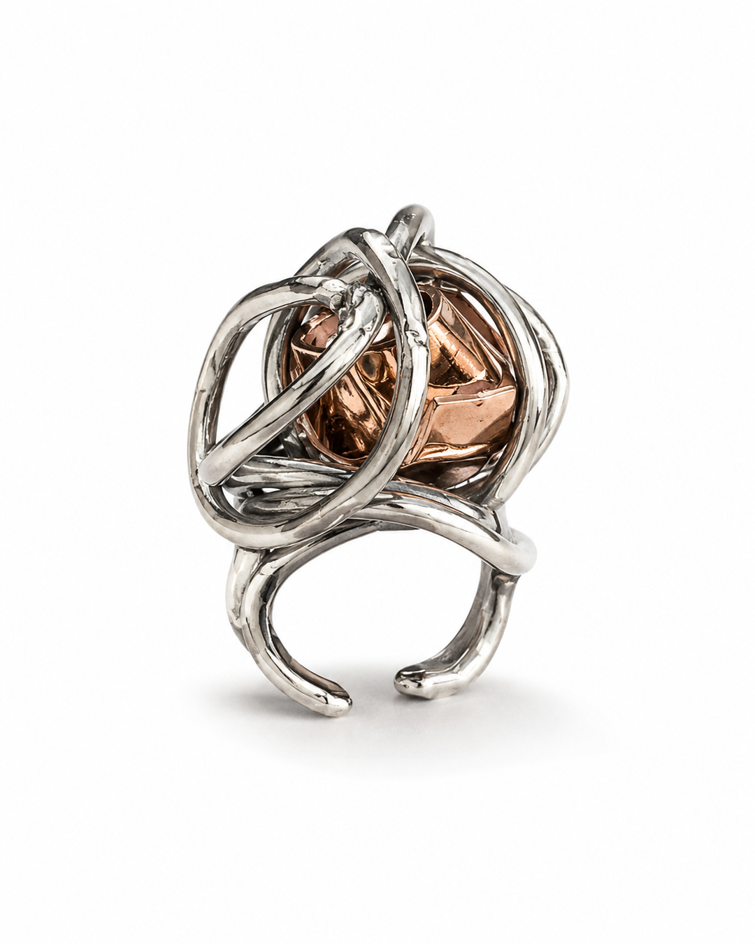 Anello in bronzo e argento in cui una carta appallottolata incontra uno scarabocchio