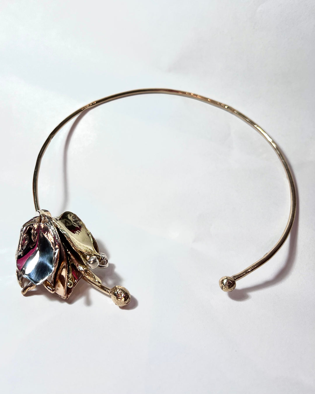 Choler con fiore di bouganville in bronzo giallo, bronzo rosa e argento
