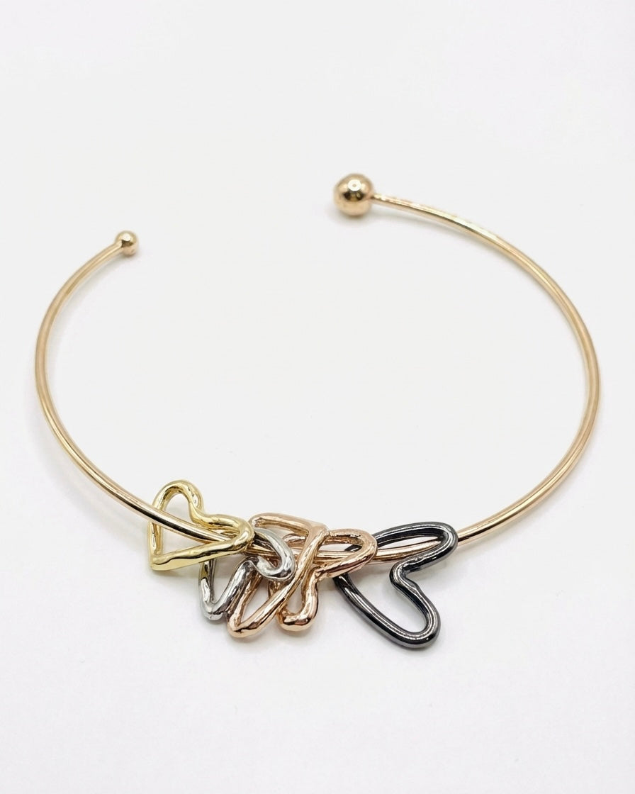 Choker in bronzo giallo con infilati cuori di varie forme e vari colori di bronzo e argento