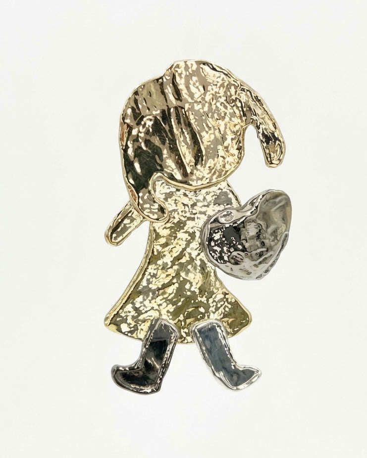 Ciondolo in bronzo a forma di bambolina che tiene in mano un cuore in argento