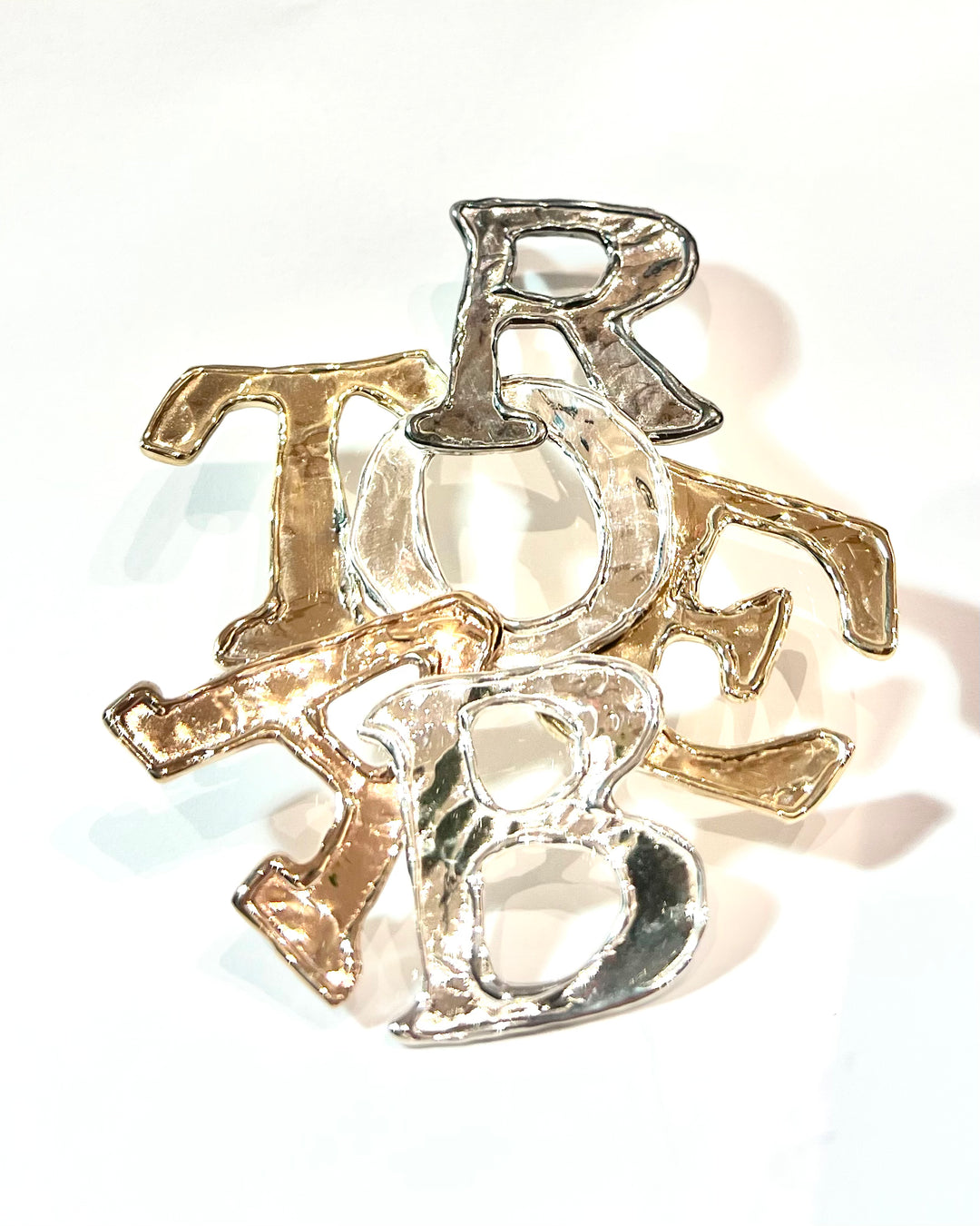 Ciondolo personalizzabile con lettere realizzate in bronzo giallo, argento e bronzo rosa