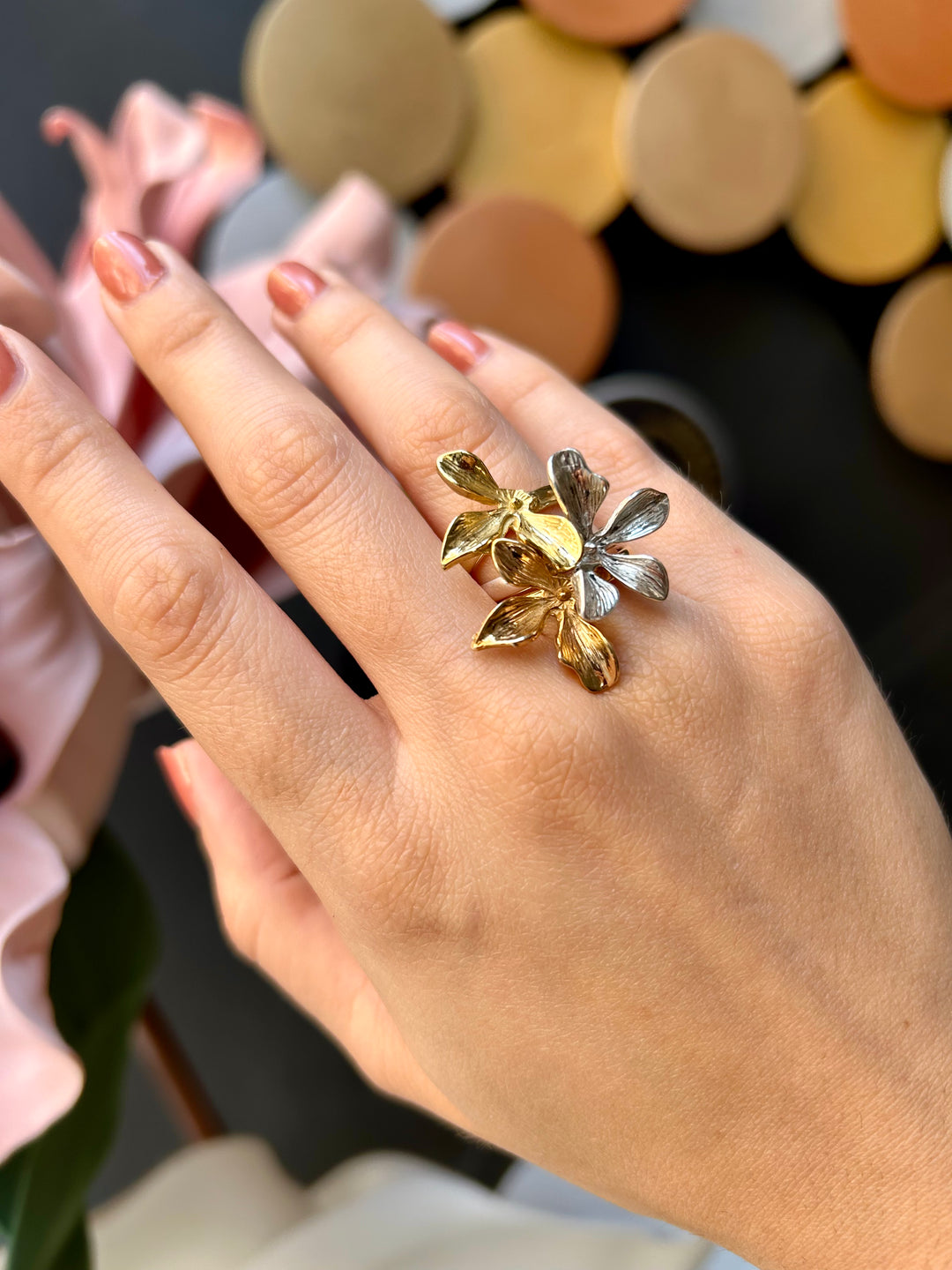 Combinazione di tre piccoli fiori di gelsomino in bronzo, bronzo rosa e argento