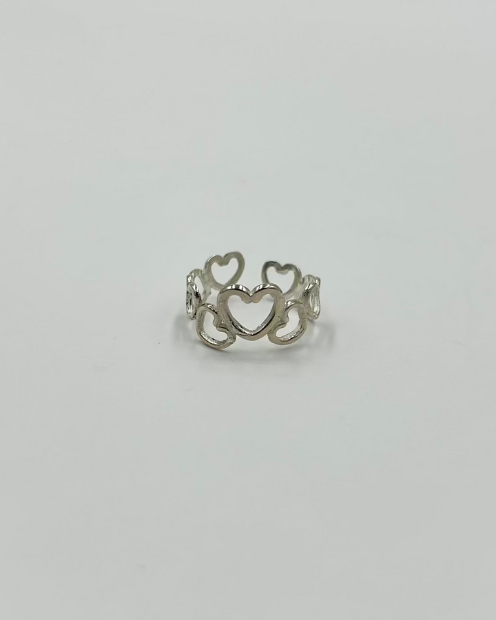 Anello a fascia regolabile con cuoricini  in argento effetto tatuaggio sulle dita