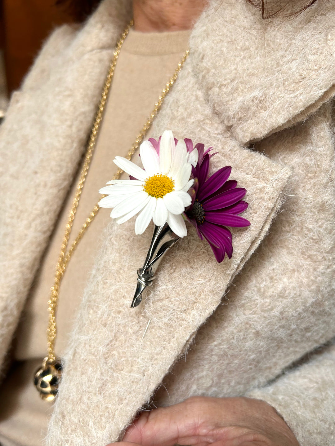 Spilla da cappotto o da giacca in argento a forma di piccolo portafiore. 